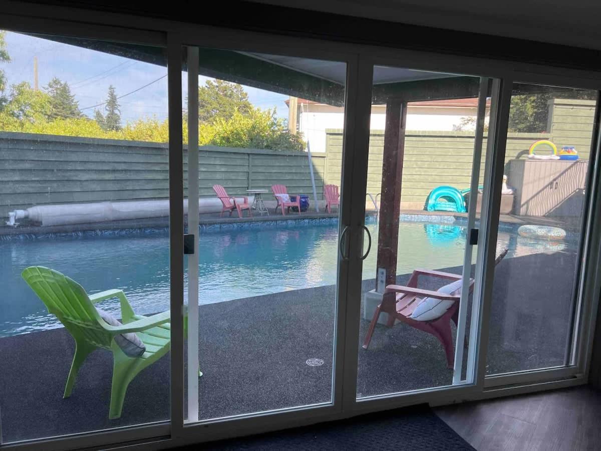 Tranquil Oasis 2 Bedroom Suite With Pool View Victoria Eksteriør bilde